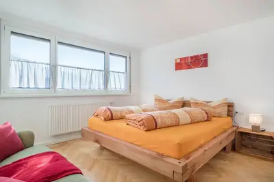Image de Appartement 'Thurnher' avec vue sur les montagnes, jardin partagé et Wi-Fi.