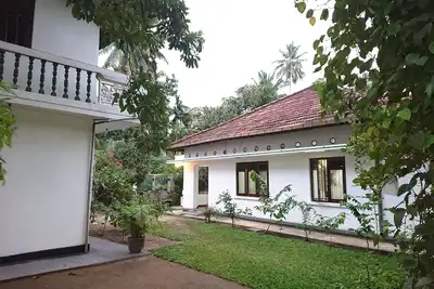 Image de Une maison plus attrayante et magnifique du milieu du siècle des années 1950 avec une autre maison nouvellement construite