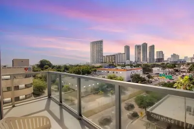 Image de Brand-new Huge unit with pool and free parking