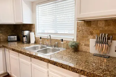 Image de Clover Haus*Walk to the Greenbelt\/Veterans Park!