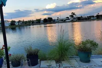 Image de \"New\"  Lakeside Cottage, Resort. Serene, Tranquil hm. 2. 3 miles from the Beach.