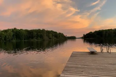 Image de Large Waterfront Cottage! 5 bedrooms (max 12)! Kayaks, Sup, Water Slide, Beach