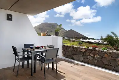 Appartement de vacances \"La Orilla Del Volcán\" avec vue sur la montagne, terrasse privée et Wi-Fi.