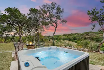 Image de Bungalow on the Bluff | Hot tub, Pet Friendly!