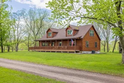 Image de New! Bc Retreat with Fireplace, Game Room, Hot Tub!