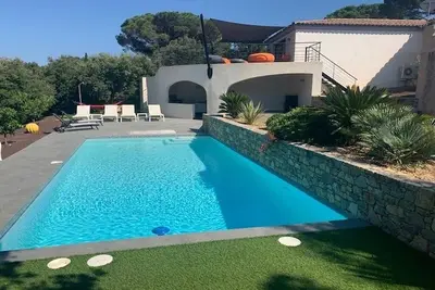 Image de Élégante villa avec piscine privée, vue dégagée, à 20 min de la mer à pied.