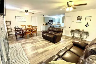 Image de Sportsman’s retreat is a beautiful home, close to 9 marina, with a large parking