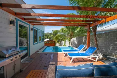Image de Large West Bay Beach Villa with private pool. Easy walk to beach. Quiet oasis.