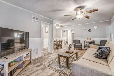 Image de Huge Yard! Minutes to Downtown- Quarters on Quince