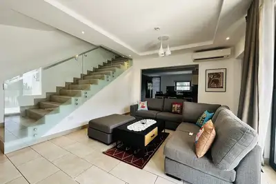 Image de 3 Bedroom Duplex in Labone with a rooftop pool