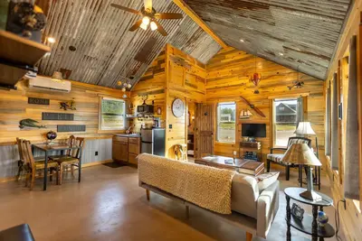 Image de 2-Queen Bedroom #9 Worldly Traveler by RusTx Ranch