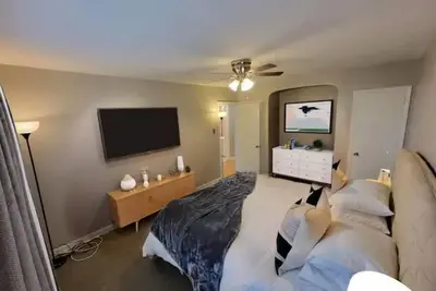 Image de Lovely Mt. Airy Mid-century Modern 2 Bedroom Apt.