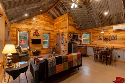 Image de 2-Queen Bedroom #8 | Sports Retreat at RusTx Ranch