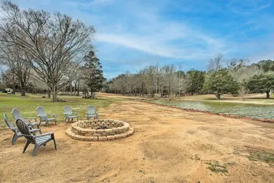 Image de Spacious Lakefront Home w/ Fire Pit & Fun Barn!