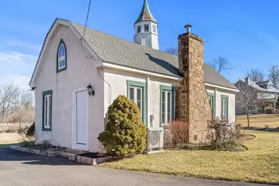 Image de Unique & Cozy Carriage House ~ Queen Beds ~ Patio!