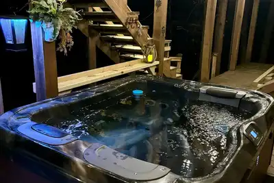 Image de Serenity Now (formerly Bennett's Bungalow) - Family and pet friendly, hot tub, f
