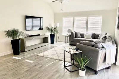 Luxury Modern Residential Home - 3 bed, 2 bath