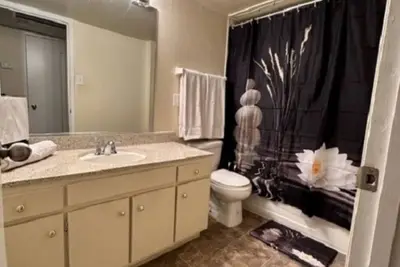 Image de Cozy minimal stay! 5 minutes from Galleria and popular restaurants!