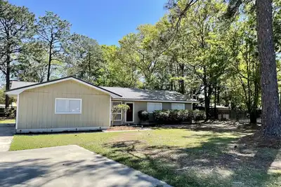 Image de Conveniently Located in Town - Near Hospital