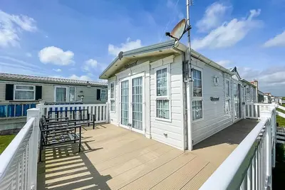 Image de Lovely caravan with large decking at Naze Marine Holiday Park ref 17306br