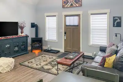 Image de Classic Home with WiFi, Private Washer/Dryer, Central Ac, and Private Gas Grill