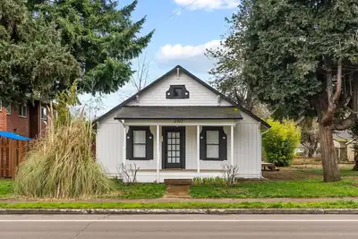 Image de 2-Bedroom Bungalow nestled close to Urban Centers