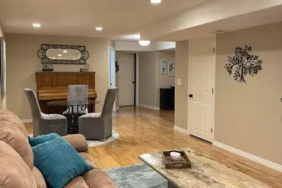 Image de Family friendly & fully furn. garden apt. with huge yard in lovely neighborhood