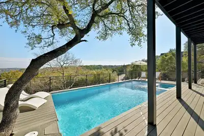 Image de Stunning View Villa with a Pool & Basketball court