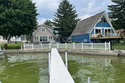 Image de Huge waterfront lake house on Manitou- perfect year round retreat, sleeps 10