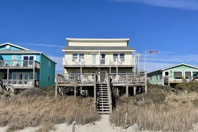 Image de Ocean Front Duplex w/ Multiple Decks and Seating Offering Great Views