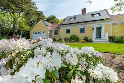 Image de Sunroom, Mins to Beaches, Central Ac!