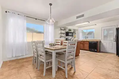 Image de Cheerful 3-Bedroom Peoria Home with Garage