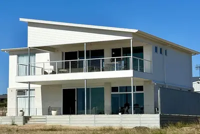 Image de Ocean & Main - Brand new luxury beach front accommodation