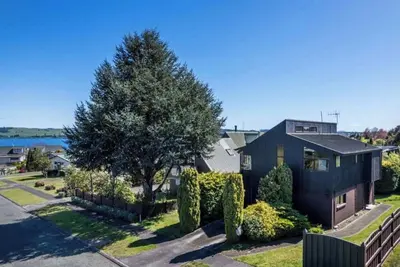 Image de Cosy 80's Taupo Bach, 3 min Walk to the Lake and Sailing Centre