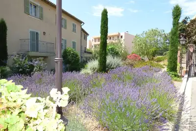 Image de Sanary, clim, neuf, terrasse, tout à pied, au calme.