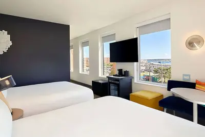 Image de Spacious Downtown Waterfront Unit | Pets Are Welcome | Parking!
