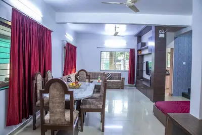 Image de Your private oasis awaits - a 4 Bhk villa with a pool near the city. \"