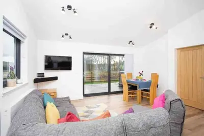 Image de Shiphorns luxury cabin with a hot tub