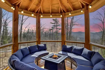 Image de Spacious 4 Br w/ Hot Tub, Pool Table, Fire Pit, Free WiFi and Great Mtn. Views!