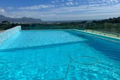 Image de Luxurious Villa ~ Rooftop Pool ~ Stunning Views!