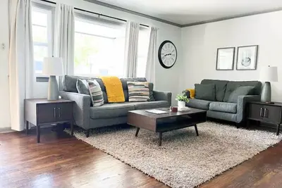 Image de The Yellow Door- Close to I-40, Garage, B-ball Court, Fire-pit and Grill