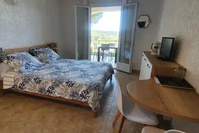 Image de T2 with splendid sea view over the Gulf of Ajaccio and 400m from the beach.