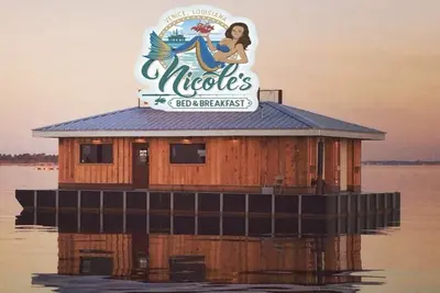 Nicole’s Clean Cozy HouseBoat