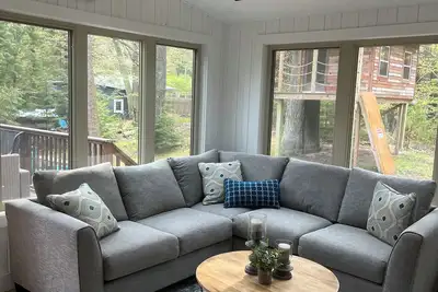 Image de Modern Lakeside House with Treehouse