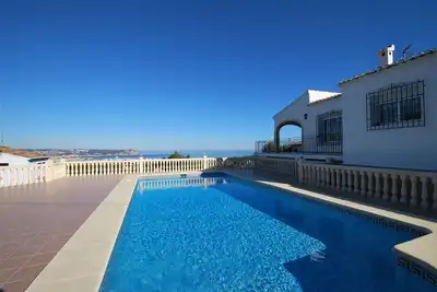 Image de Villa avec vue magnifique sur la mer, piscine privée et cuisine d'été