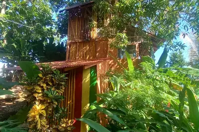Image de 4 story wood bamboo house overlooking sae an beach below