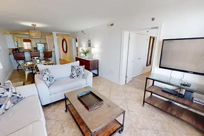 Image de Dotg 406 is a beautifully updated Gulf Front 2 Br. Comes with Free Beach Servic