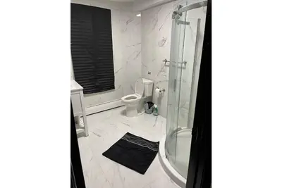 Image de 5 spacious bedrooms in a mansion with a huge kitchen, living areas, & parking.