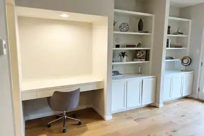 Image de Light, Bright Spacious Townhome, Close to Lake, Trails, Shopping!