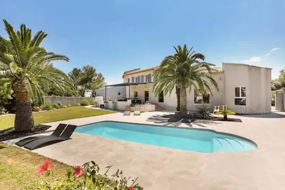 Image de villa avec piscine chauffée dans un cadre privilegié